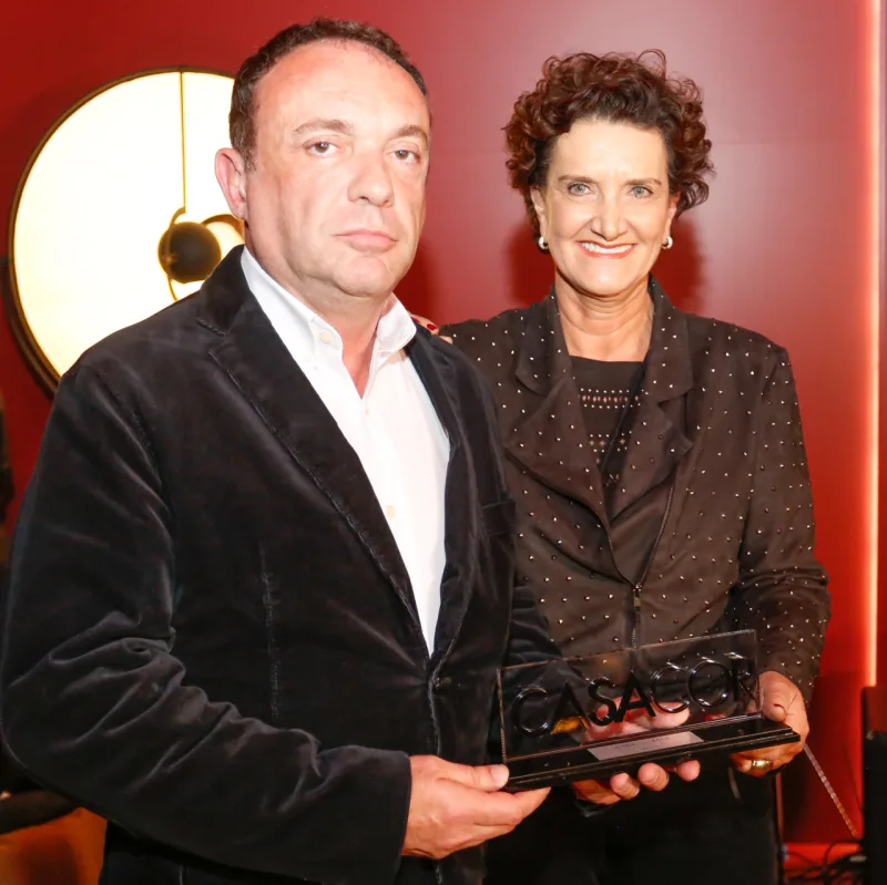 Wolfgang Schlögel recebe o prêmio de Marina Nessi, diretora da Casa Cor Paraná.
Foto: Valterci Santos / Divulgação.