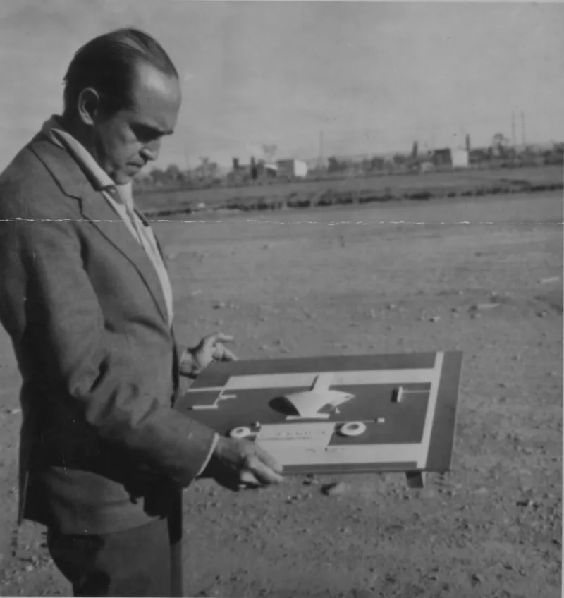 RIO DE JANEIRO, RJ, BRASIL, 11-08-1961: O arquiteto Oscar Niemeyer analisa projeto em maquete. (Foto: Acervo UH/Folhapress)