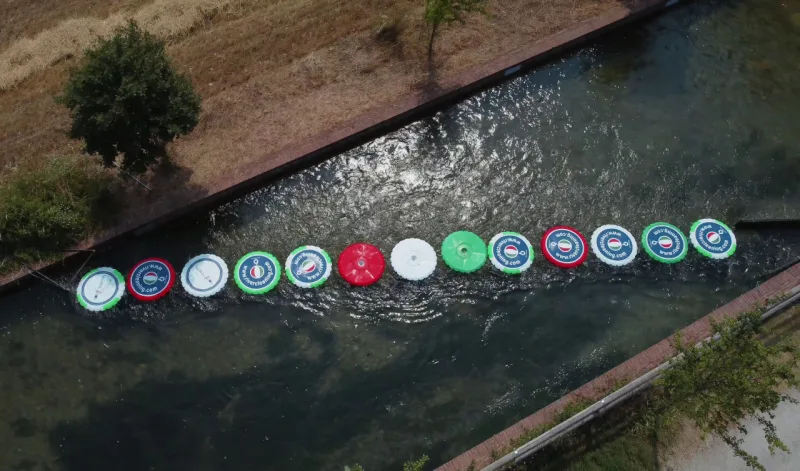 Empresa italiana apresenta sistema de boias coloridas para despoluir os rios do planeta