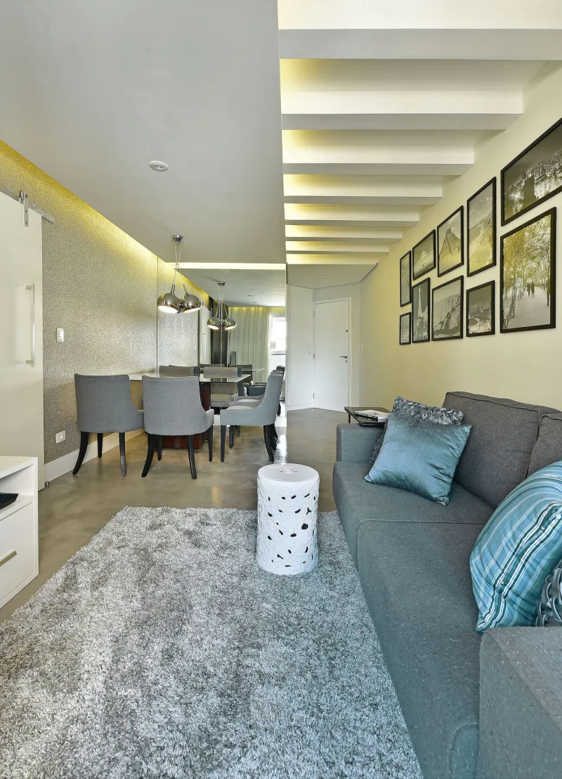 Recuperação de alguns móveis, troca de revestimentos e inclusão de alguns itens decorativos, deram nova vida para este apartamento assinado pela arquiteta Fernanda Hoffmann.