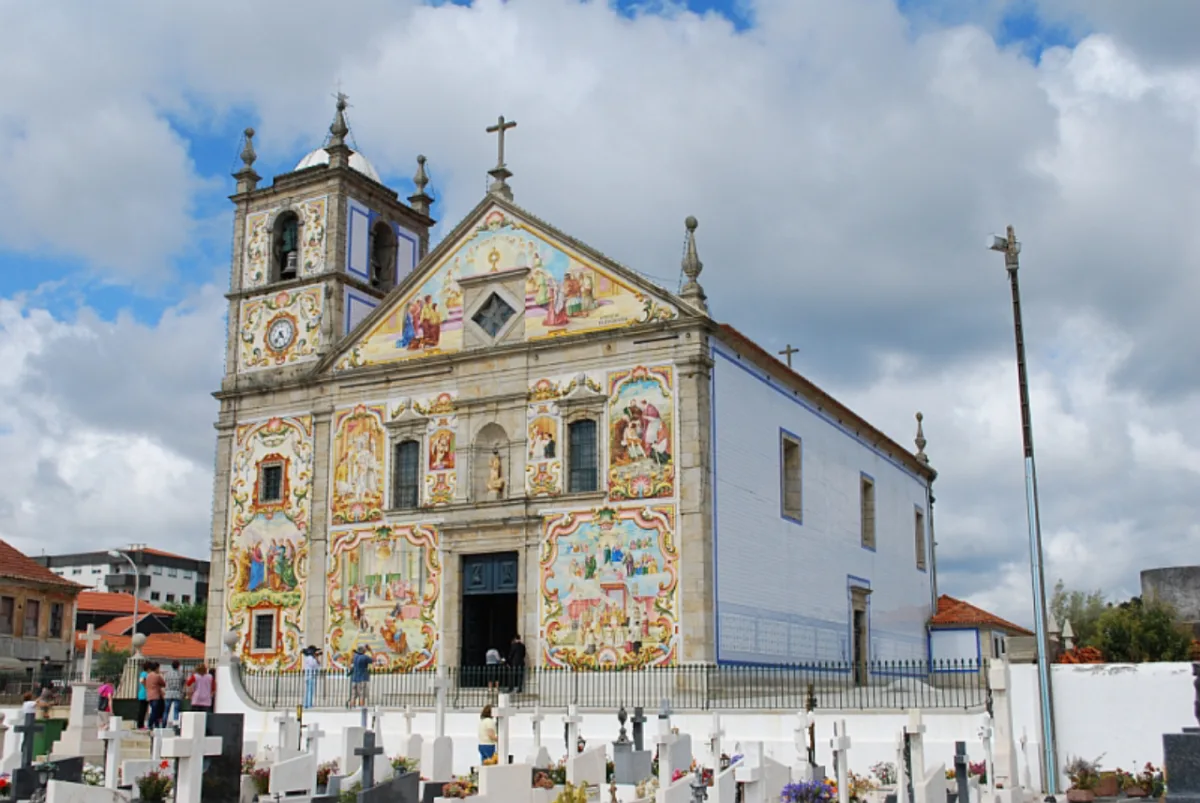 Igreja de Válega, também conhecida como Igreja de Nossa Senhora do Amparo, é um dos exemplares mais representativos do uso do azulejo com fim puramente estético. Foto: Wikipedia/Reprodução