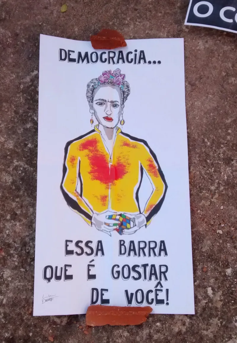A temática que os artistas usaram para montar seus lambes foi: "democracia"
Foto: Amanda Milléo / Gazeta do Povo)