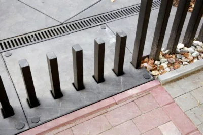 Cerca retrátil de aço se esconde sob o chão para deixar carros e pessoas transitarem. Fotos: Fancy Fence/Divulgação