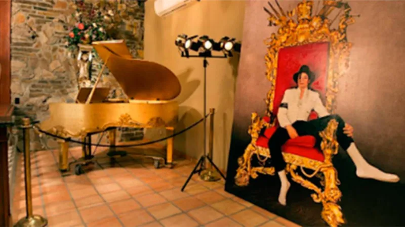 Neste cantinho, uma obra com a imagem do astro e o piano.