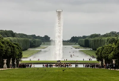 A intervenção do dinamarquês Olafur Eliasson é uma réplica em tamanho real de uma cascata natural. As águas surgem do meio do ar e caem sobre o Grande Canal do Palácio de Versalhes. Fotos: Olafur Eliasson/Divulgação