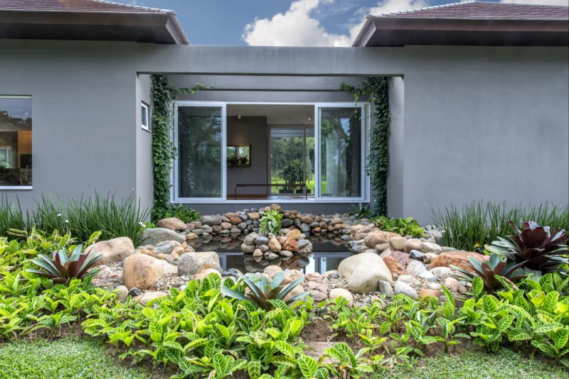 Detalhe do jardim interno, que dá ainda mais charme para a residência.
Foto: Gerson Lima / Divulgação