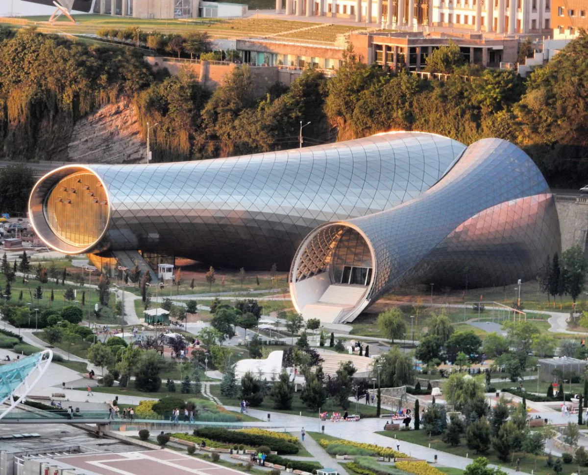Centro de cultura tem design inovador, formado por dois grandes elementos tubulares. Fotos: Joel Rookwood/Nikolay Kaloshin/Fuksas/ Divulgação