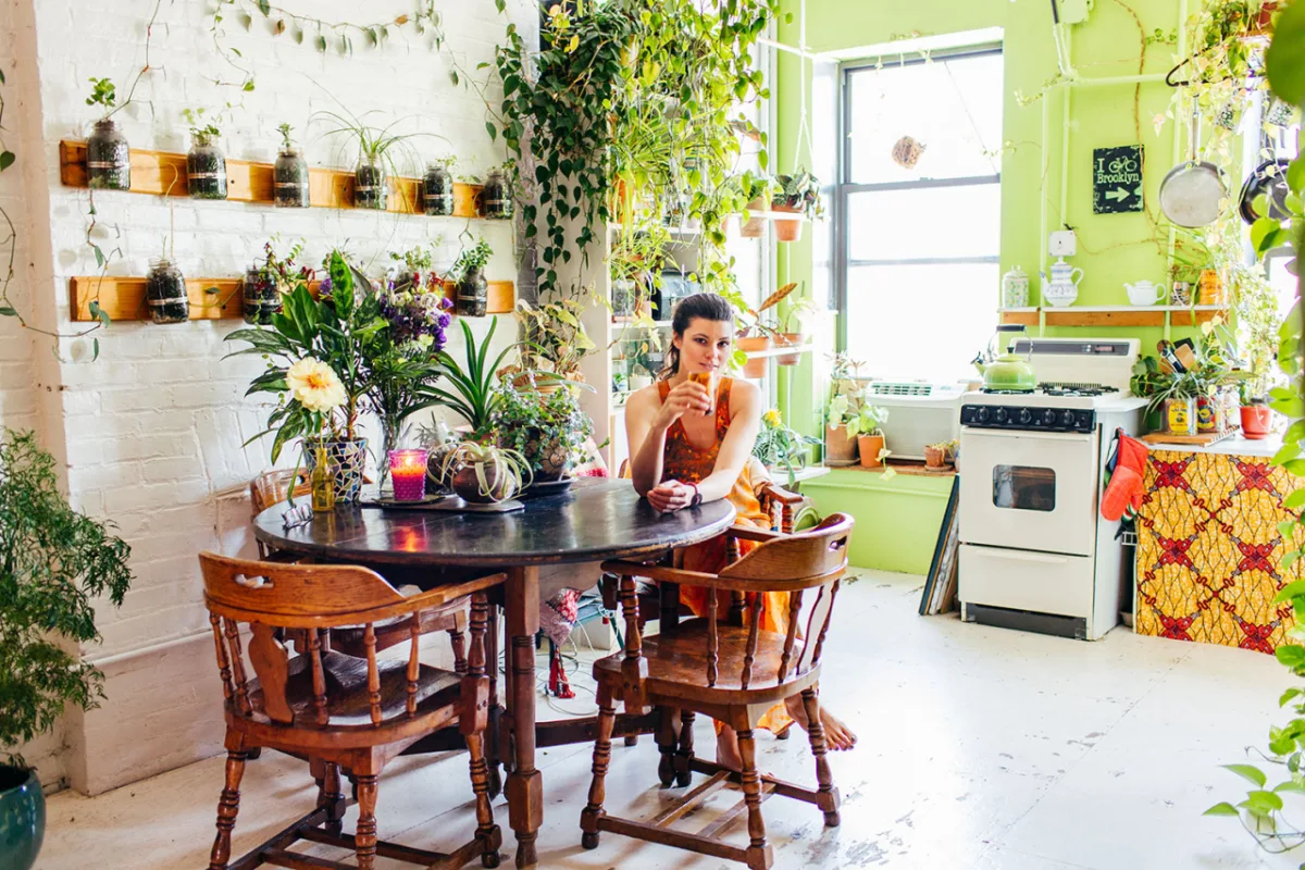 A modelo norte-americana Summer Rayne Oakes tem 150 tipos de plantas em seu apartamento no Brooklyn. Fotos: Erin Kestenbaum/6sqft/Reprodução