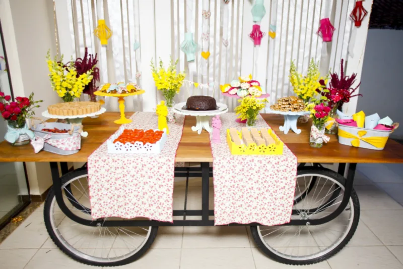 Com criatividade e materiais em conta, dá para montar uma festa bem animada e bonita. A produção da foto é do Atelier 16.
Foto: André Rodrigues/Gazeta do Povo.