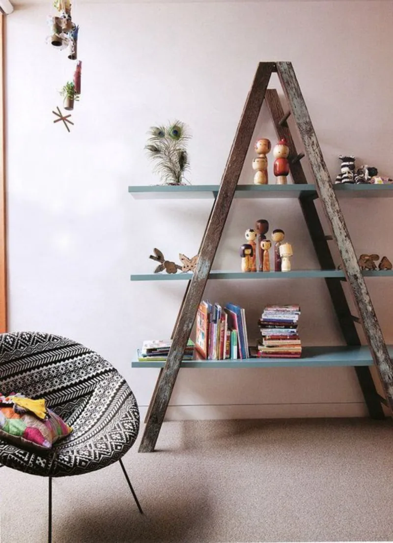 Outra versão possível é esta prateleira de chão em forma de triângulo. Foto: Pinterest