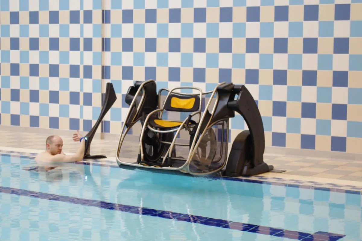 O Poolpod permite que pessoas com dificuldades de locomoção possam entrar e sair de uma piscina. O usuário pode controlar o dispositivo estando nele, de dentro ou de fora da piscina. Foto: Divulgação Poolpod Products