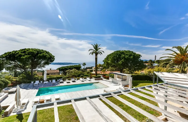 A vista para o mar Mediterrâneo é o ponto alto da residência.
Foto: Airbnb / Divulgação