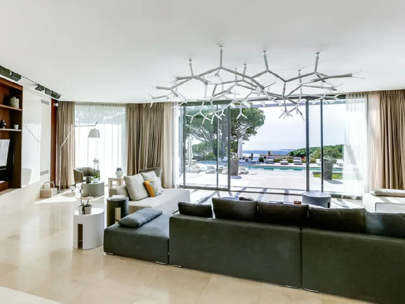 Mobiliário confortável e peças de design compõe o decor da mansão.
Foto: Airbnb / Divulgação