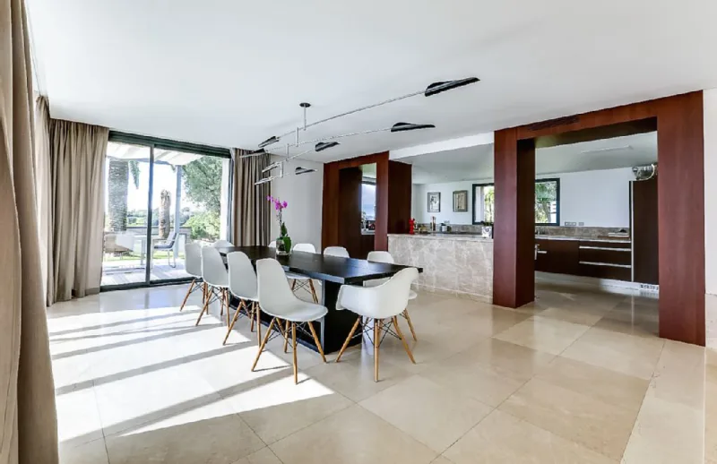 Sala de jantar integrada com a cozinha tem cadeiras Charles and Ray Eames.
Foto: Airbnb / Divulgação