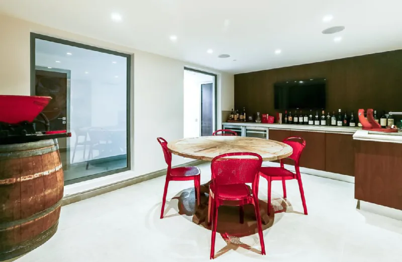 Há espaço de bar e uma adega exclusiva.
Foto: Airbnb / Divulgação