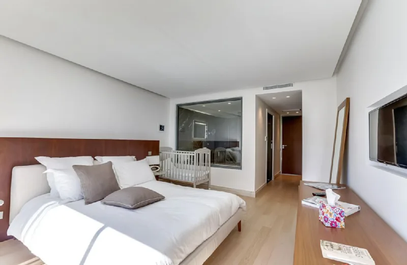 Uma das sete suítes da casa.
Foto: Airbnb / Divulgação