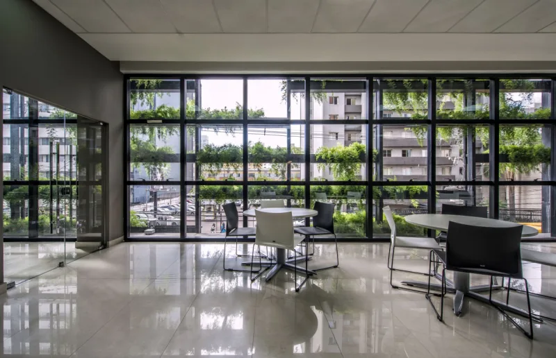 Interior do prédio da FAE, ao fundo o jardim vertical. Foto: Letícia Akemi/Gazeta do Povo