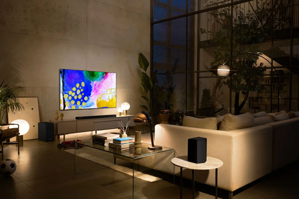 O televisor Smart TV LG OLED evo Gallery Edition de 65’' tem uma central de controle compatível com assistentes digitais da Amazon, Apple e Google