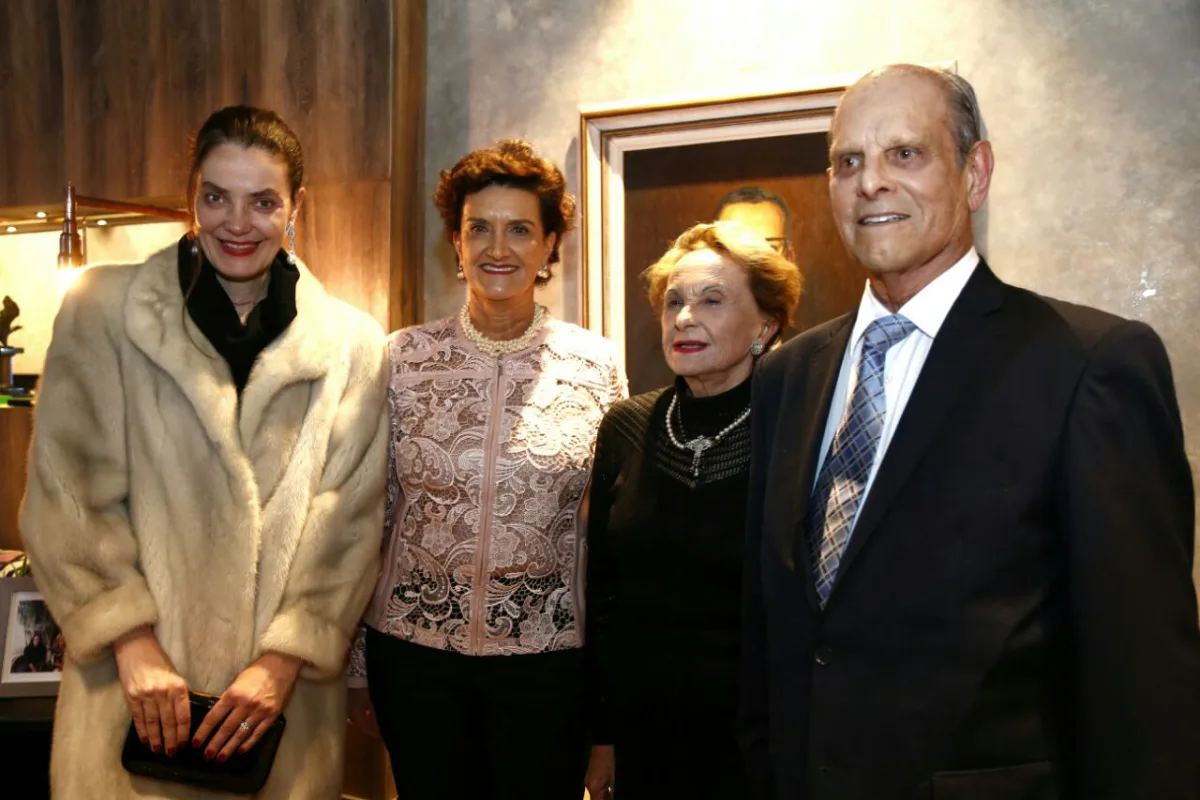 A Diretora da Unidade de Jornais do grupo GRPCOM Ana Amélia Cunha Pereira Filizola (esq.) com a diretora da Casa Cor Paraná Marina Nessi, o ex-governador Paulo Pimentel e sua esposa Yvone Lunardelli Pimentel. Fotos: Hugo Harada/Gazeta do Povo.