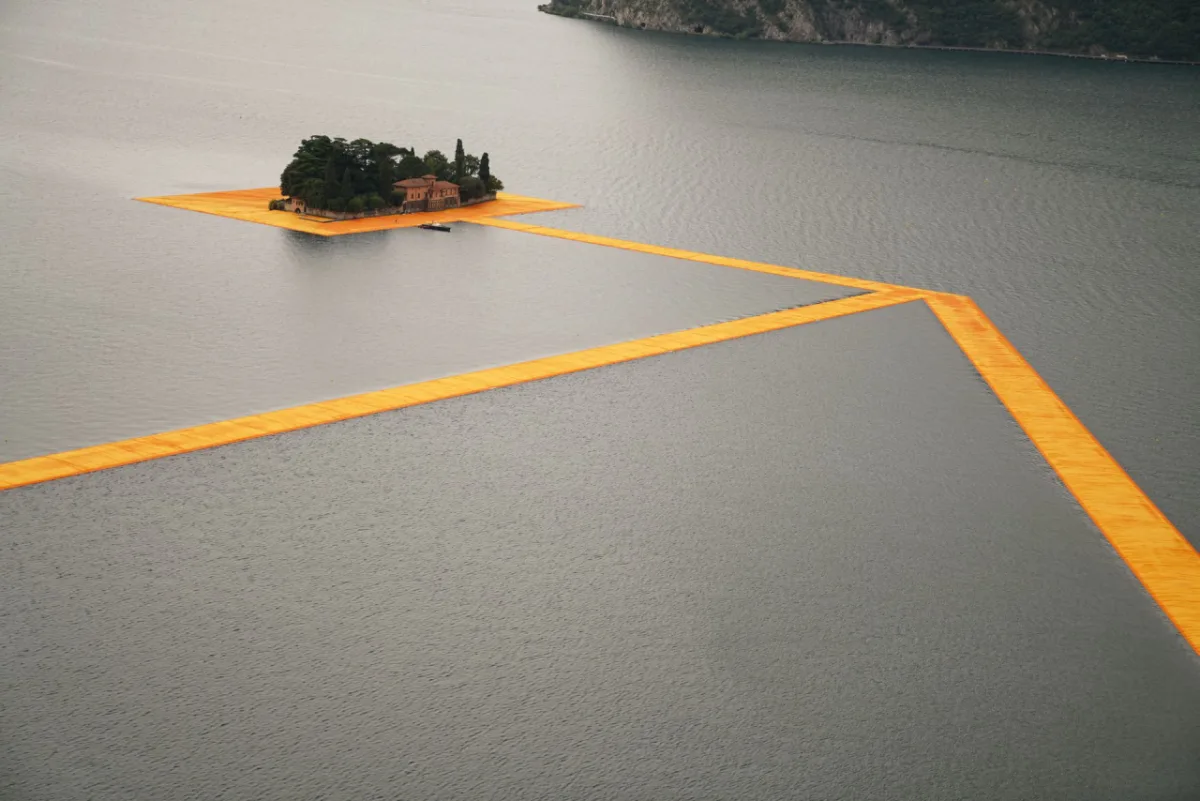 Os Piers Flutuantes de Christo, onde se tem a sensação de andar pelas águas, ou como se estivessem "caminhando sobre uma baleia", como explicou o artista. Fotos: Wolfgang Volz.