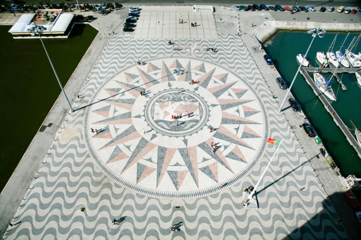 A rosa-dos-ventos, feita em mosaico de pedras calcárias, enfeita o piso que dá acesso ao Padrão dos Descobrimentos, monumento localizado em Lisboa, Portugal. Foto: Bigstock