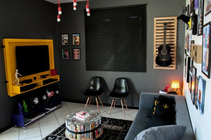 Materiais como revistas velhas também podem dar origem a mesas de centro superoriginais e coloridas, como esta do publicitário Eduardo Mendes, do blog Homens da Casa. Foto: Divulgação Homens da Casa