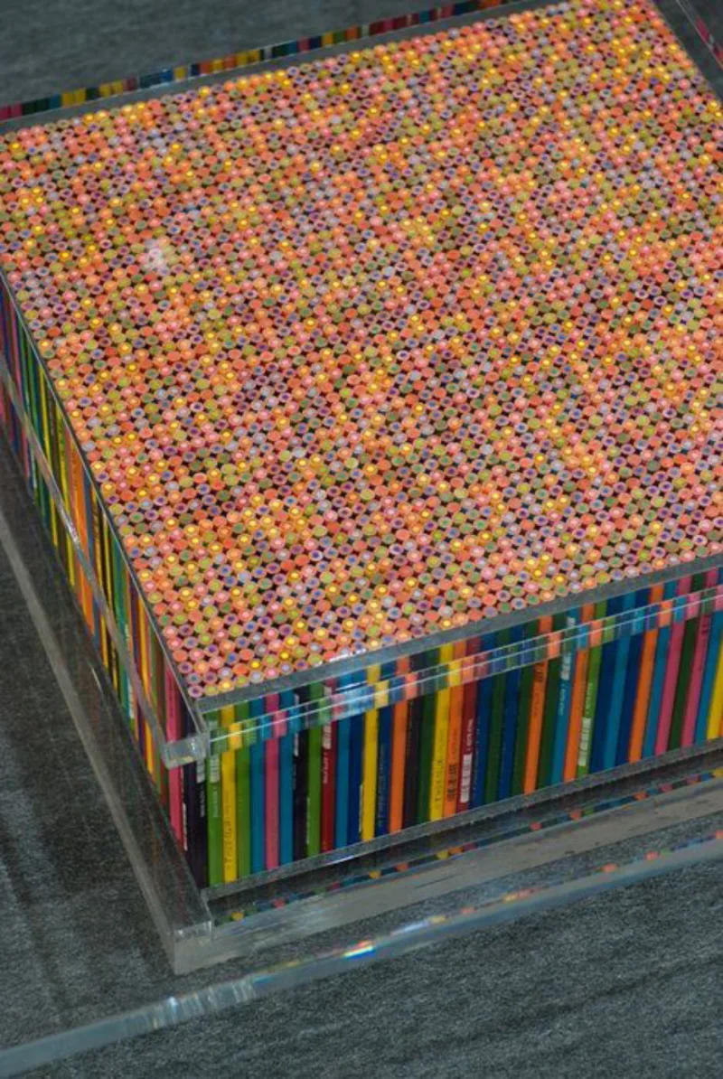 Tem uma coleção grande de lápis de cor? Que tal usá-la para fazer uma mesa de centro? É só colocá-la dentro de uma caixa transparente de acrílico, seguindo esta inspiração. Foto: Reprodução Pinterest