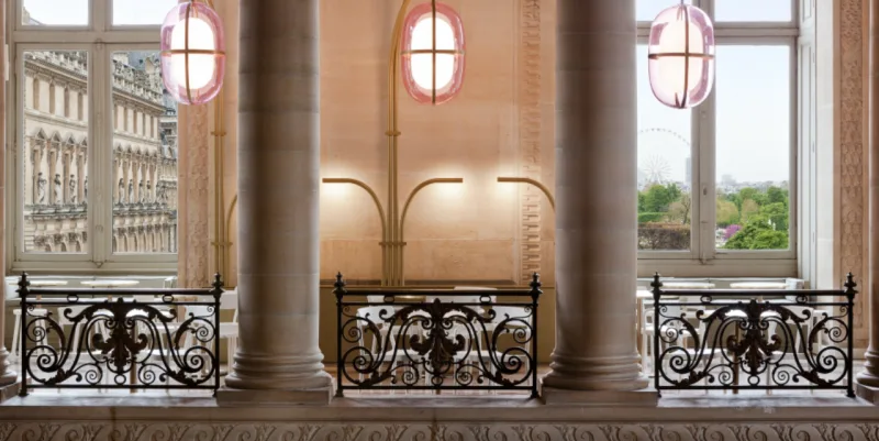 O Café Mollien foi inaugurado no início de junho e está localizado próximo a sala de Monalisa, no Louvre, em Paris (Foto: Divulgação)