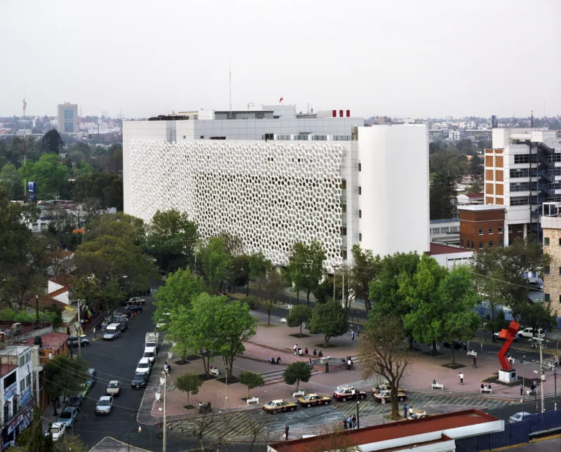 A Torre de Especialidades do Hospital General Dr. Manuel Gea González, na Cidade do México, foi o primeiro grande projeto a receber a fachada Prosolve, em 2013. Atualmente, a fachada está instalada em projetos em outros países, como Austrália, Chile, Índia e países do norte da África. Foto: Divulgação Elegant Embellishments