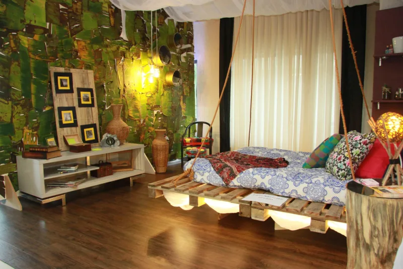Cama suspensa feita de palete de madeira é uma das alternativas apresentadas em mostra de decoração feita por estudantes de Design de Interiores.
Fotos: Foto: Eneas Gomez / Divulgação.