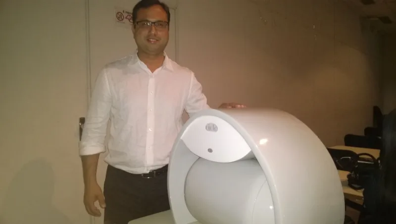 O recém-formado designer Robson Pereira de Carvalho com sua criação sustentável.
Foto: Divulgação.