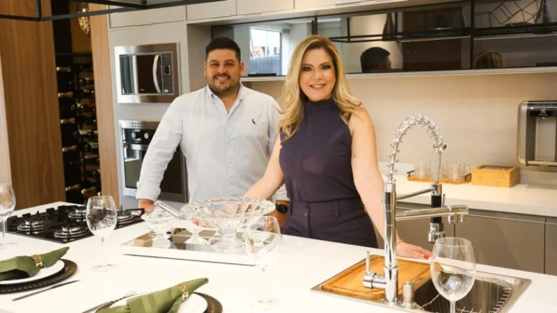 Diogo e Simone Oliveira na cozinha do showroom. Destaque para a ilha com pia e fogão no centro do ambiente, feito pela Movepar Curitiba em estilo provençal