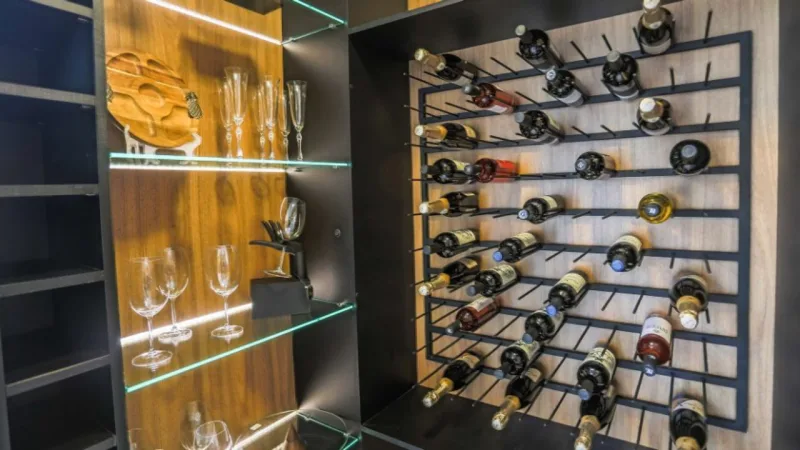 No showroom, um canto da área de atendimento virou uma adega