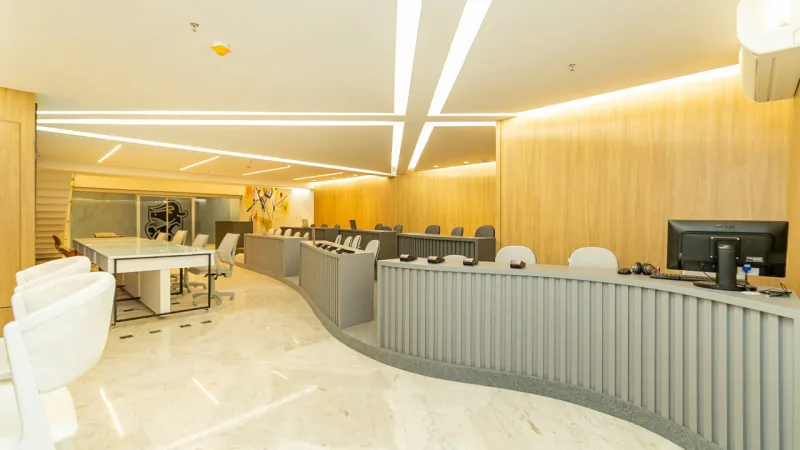 Movepar Curitiba também faz projetos comerciais, como a sede de um banco digital, com bancadas, escrivaninhas e móveis da área de convivência