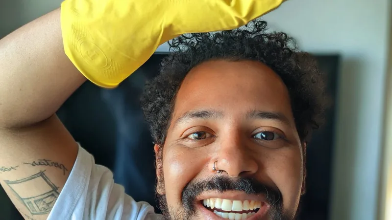 Há um ano, Tiago Haka produz conteúdo sobre limpeza no Twitter e Instagram. Em junho, uma thread no Twitter viralizou