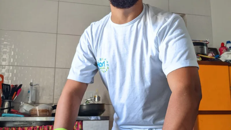 Com a perda de emprego na pandemia, Tiago Haka começou a trabalhar de diarista para amigos, amigos de amigos e aos poucos criou uma clientela para além dos conhecidos