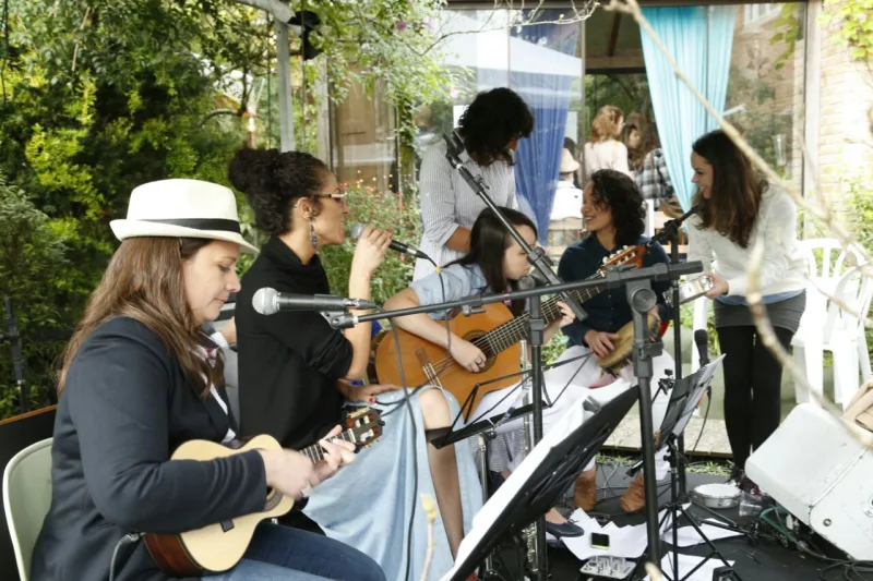 Apresentações musicais fazem parte do evento Manoo, bazar de arte, design e moda que vai até este domingo (5).