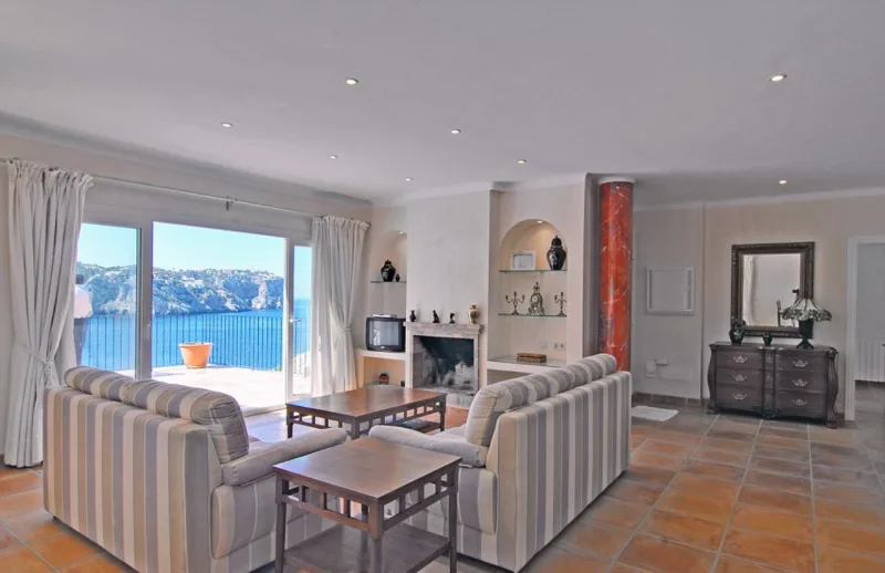 Da sala, com lareira e uma coluna em mármore, se tem uma vista completa para o mar Mediterrâneo.
