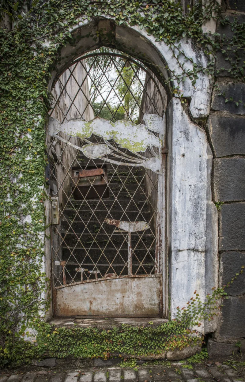 Portão, provavelmente de uma antiga vila, nas Mercês, ornamentado com um pinheiro. Foto: Letícia Akemi/Gazeta do Povo