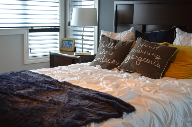 Manta, cama bem arrumada e itens de decoração que tragam a sensação de aquecimento, garantirão um quarto quentinho.
Foto: Pixabay