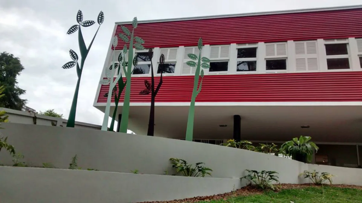 Forma retangular e fachada vermelha foram ousadas para os padrões curitibanos da época