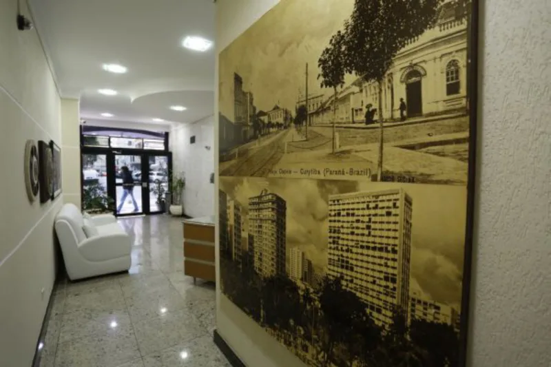 O hall do prédio Provedor André de Barros, na Praça Osório, guarda uma foto da Curitiba antiga.
Henry Milleo / Gazeta