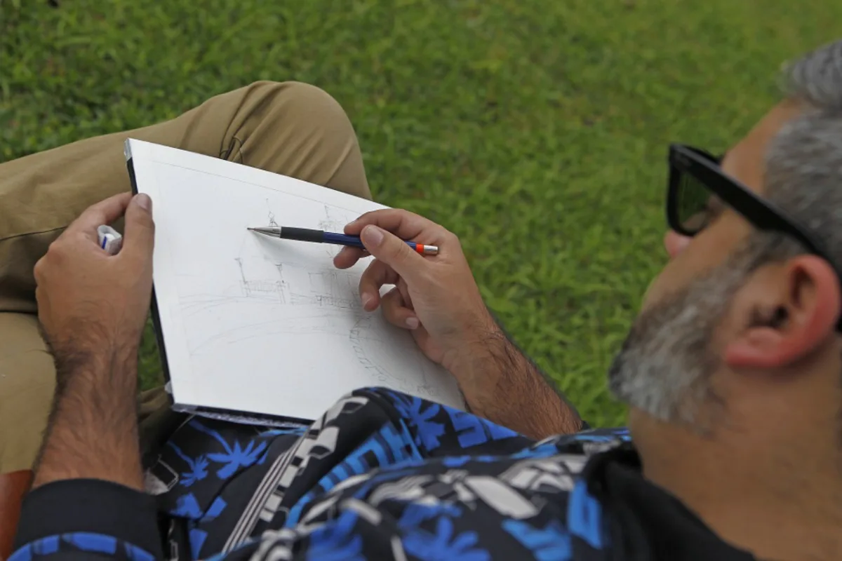 O artista plástico Fabiano Vianna criava desenhos de observação. Foto: Antônio More/Gazeta do Povo.
