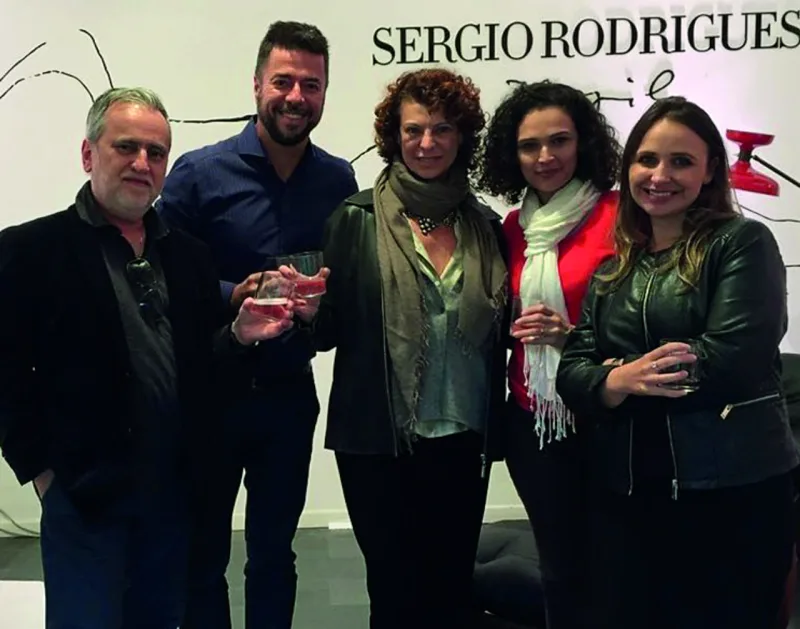 Em Brera, a equipe Haus visita a exposição dedicada ao designer brasileiro Sergio Rodrigues. Ao centro, Marcelo Natel e Gisele Schwartsburd, da LinBrasil.