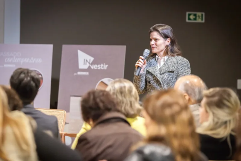 Andréa Sorgenfrei, gerente do Núcleo Estilo de Vida da Gazeta do Povo, recebe os convidados de HAUS e Berneck para o evento Insights de Milão.