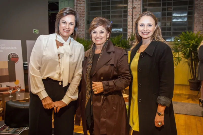 Eliane Viana, do Núcleo Paranaense de Decoração, a decoradora Yara Mendes e Larissa Jedyn.