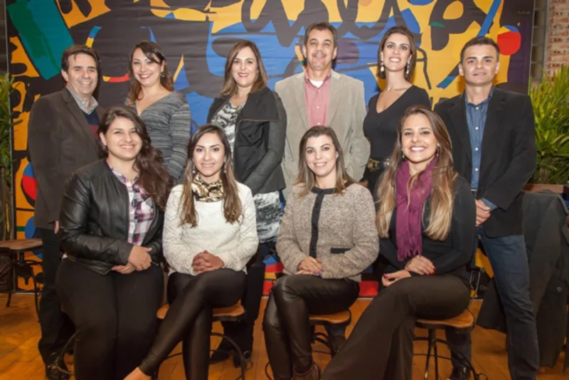 Izabel Hadas (cachecol roxo), Haline Oliveira (de branco), Isabel Sene (casaquinho bege e preto), Andrea Colin Correa, Fernanda Santos (de preto), Nilceu Souza, Suelen Marcondes (camisa xadrez e casaco), Roberto Sanches e Graça.