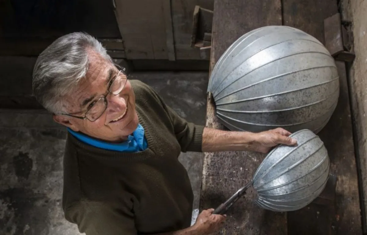 Hryhorij Nedorub, 76 anos, é o último artesão de Curitiba a preservar  o saber tradicional  da construção de cúpulas.
Fotos: Letícia Akemi/Gazeta do Povo