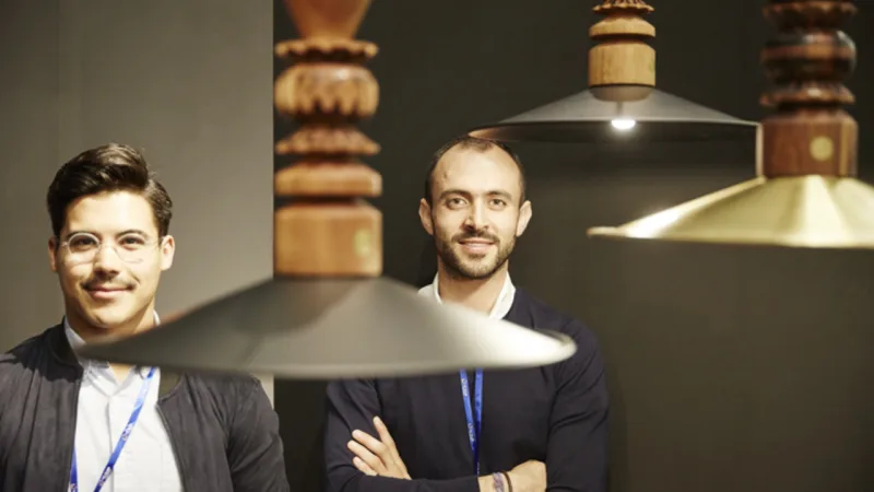 Sócios do estúdio Ad Hoc investem no trabalho em conjunto com artesãos.