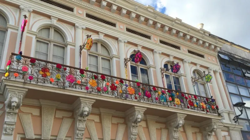 Sacada da Casa Hoffmann foi um dos locais decorados pelo coletivo. Foto: Coletivo Mãos Urbanas/ reprodução Facebook